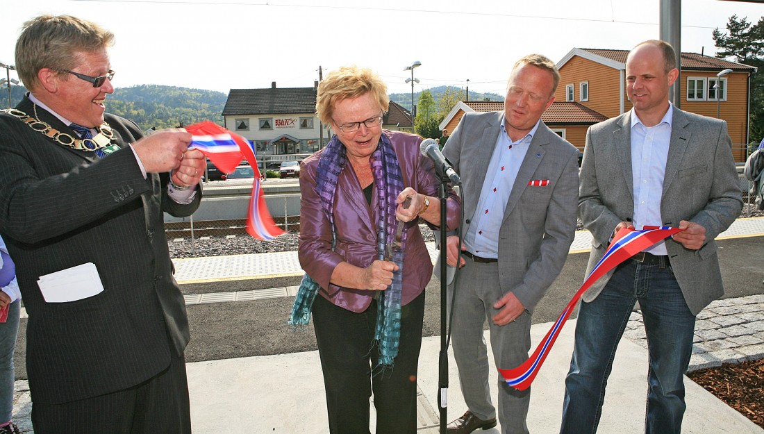 Daværende samferdselsminister Magnhild Meltveit Kleppa åpnet nye Nodeland stasjon med innfartsparkering i 2012. Foto: Bjørne Jortveit